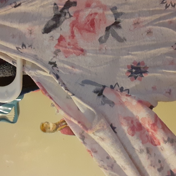 Long sleeved cut shoulder and cross in front - Picture 3 of 4